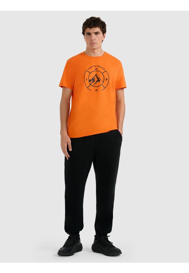 4f - 4F T-shirt regular z nadrukiem męski - pomarańczowy XL. Okazja: na co dzień. Kolor: pomarańczowy. Materiał: materiał, bawełna, skóra. Wzór: nadruk. Styl: casual