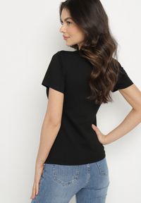 Born2be - Czarny T-shirt Koszulka z Trójkątnym Dekoltem z Bawełny Ozdobiona Nadrukiem Elanoa. Okazja: na co dzień. Kolor: czarny. Materiał: bawełna. Wzór: aplikacja, nadruk. Styl: elegancki, casual #7