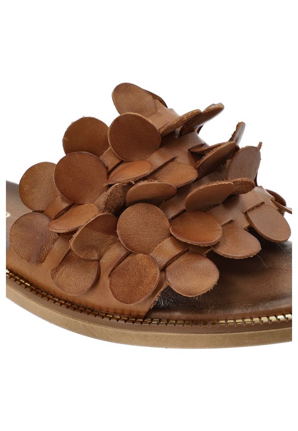 Brązowe Klapki Armodo Stylowe Obuwie Damskie. Kolor: brązowy. Materiał: skóra. Wzór: aplikacja, kwiaty. Sezon: lato. Obcas: na płaskiej podeszwie. Styl: elegancki