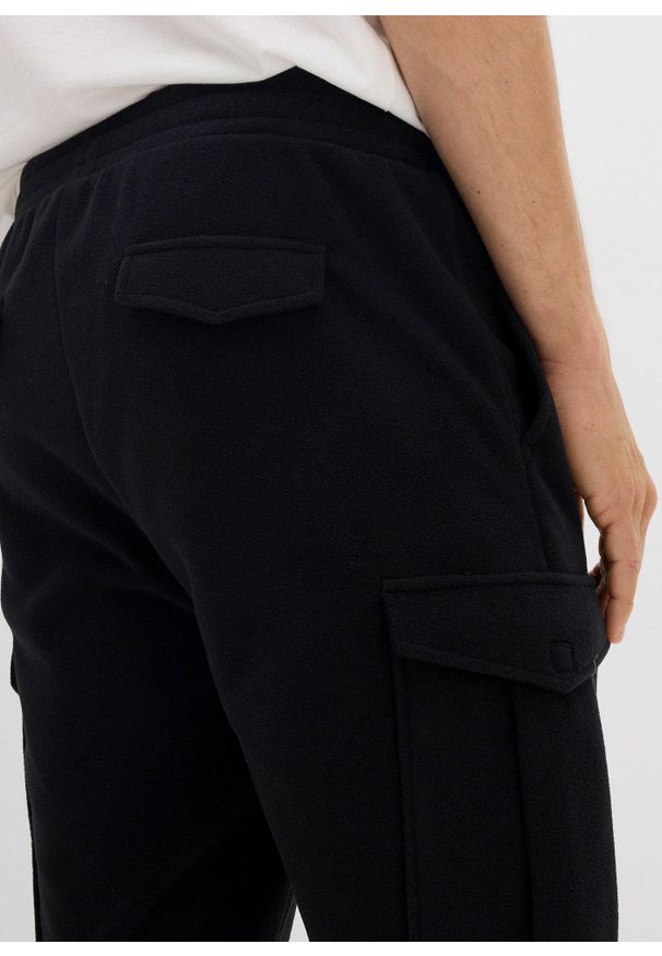 bonprix - Ciepłe spodnie cargo z polarowego materiału, regular fit. Kolor: czarny. Materiał: polar, materiał