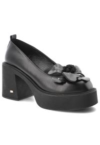 Czarne Półbuty Karino Eleganckie Obuwie Damskie Na Obcasie. Okazja: na co dzień. Kolor: czarny. Materiał: skóra, jeans. Wzór: kwiaty. Obcas: na obcasie. Styl: elegancki. Wysokość obcasa: średni #1