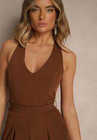 Renee - Brązowy Kombinezon o Taliowanym Kroju z Dekoltem Halter i Wiązanym Paskiem Malisena. Okazja: na co dzień, na imprezę, na randkę. Kolor: brązowy. Styl: elegancki, casual #4