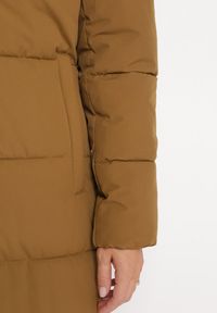 Born2be - Brązowa Zimowa Kurtka za Kolano Płaszcz z Szerokim Pikowaniem i Nieodpinanym Kapturem Hressa. Kolor: brązowy. Długość: długie. Wzór: aplikacja. Sezon: zima #2