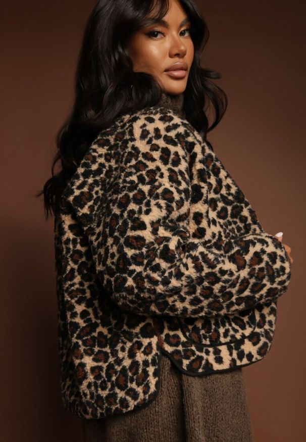 Renee - Brązowa Kurtka Futrzana Ozdobiona Kieszeniami Sewiala. Kolor: brązowy. Materiał: futro. Wzór: aplikacja. Styl: elegancki, klasyczny