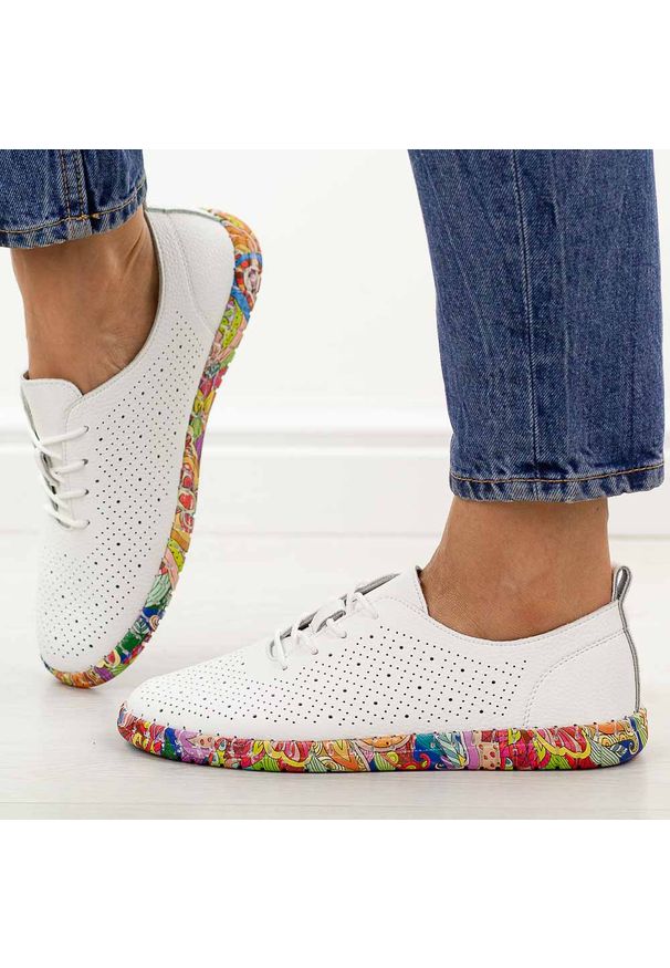 Białe skórzane półbuty damskie Sergio Leone Sp007. Okazja: na co dzień. Nosek buta: okrągły. Zapięcie: sznurówki. Kolor: biały. Szerokość cholewki: normalna. Wzór: aplikacja. Materiał: skóra. Sezon: wiosna, jesień, lato. Styl: casual, klasyczny