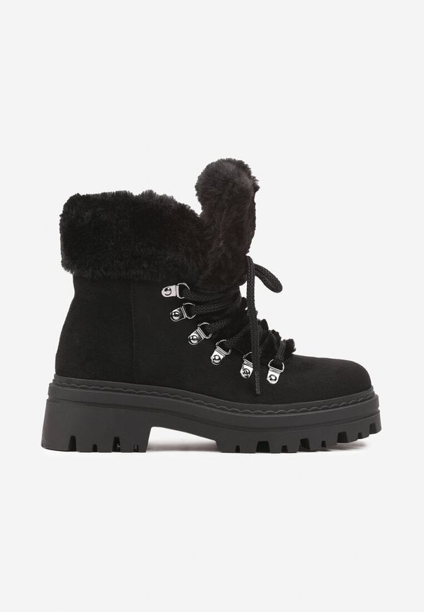 Born2be - Czarne Traperki na Tłoczonej Podeszwie Ozdobione Futerkiem Taiva. Okazja: na co dzień. Kolor: czarny. Materiał: futro. Wzór: aplikacja. Obcas: na płaskiej podeszwie. Styl: casual