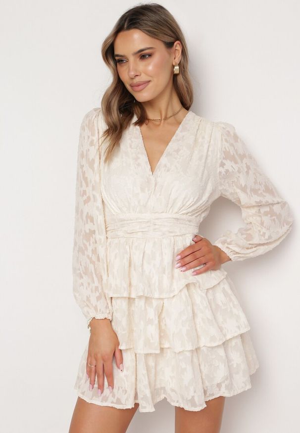 Born2be - Jasnobeżowa Rozkloszowana Sukienka Mini z Marszczeniami i Falbankami Lanevin. Typ kołnierza: kołnierz z falbankami. Kolor: beżowy. Długość: mini