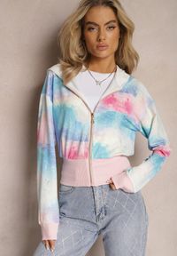 Renee - Różowo-Niebieska Krótka Bluza z Kapturem Wzorem Tie-Dye i Szerokim Ściągaczem Therini. Okazja: na co dzień. Typ kołnierza: kaptur. Kolor: różowy. Długość: krótkie. Wzór: aplikacja. Styl: casual