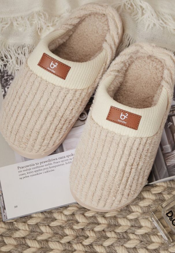Born2be - Beżowe Kapcie z Futerka Ozdobione Tłoczeniem i Naszywką Lavetire. Kolor: beżowy. Materiał: futro. Wzór: aplikacja