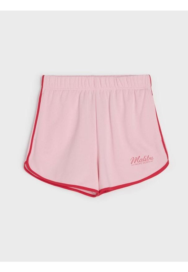 Sinsay - Dresowe szorty z kontrastową lamówką i napisem "Malibu" - różowy. Kolor: różowy. Materiał: dresówka. Wzór: napisy