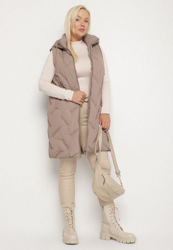 Born2be - Ciemnobeżowa Pikowana Kamizelka z Kapturem i Kieszeniami Esarivie. Okazja: na spacer. Typ kołnierza: kaptur. Kolekcja: plus size. Kolor: beżowy. Materiał: jeans