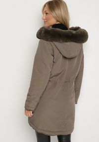 Born2be - Ciemnozielona Dwustronna Kurtka Parka Futerko z Kapturem Alorrise. Okazja: na co dzień. Typ kołnierza: kaptur. Kolor: zielony. Materiał: futro. Wzór: gładki. Styl: casual, elegancki #5