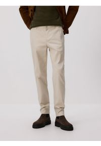 Reserved - Bawełniane spodnie chino slim - kremowy. Kolor: kremowy. Materiał: bawełna #1
