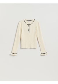 Reserved - Sweter w prążek - złamana biel. Materiał: wiskoza, prążkowany, dzianina. Wzór: prążki