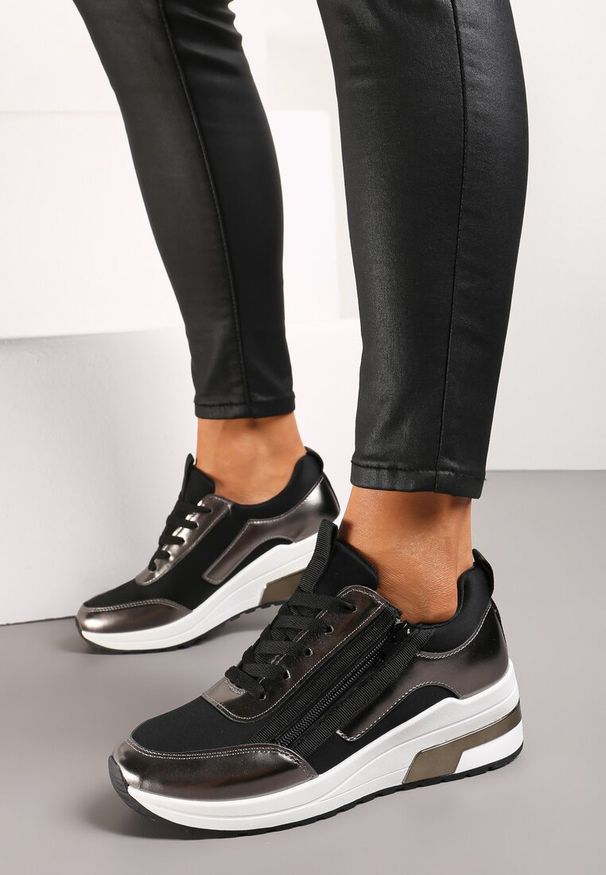 Renee - Czarne Sneakersy z Ekoskóry z Połyskującymi Detalami i Ozdobnym Zamkiem Raviles. Zapięcie: zamek. Kolor: czarny