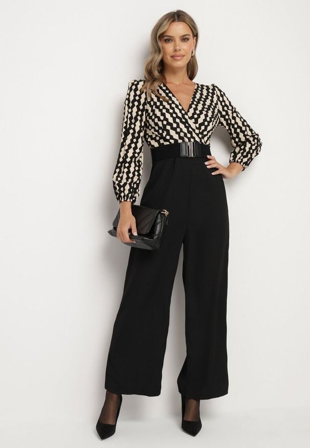 Born2be - Czarno-Beżowy Wzorzysty Kombinezon Kopertowy z Prostymi Nogawkami i Elastycznym Paskiem Tinadorae. Okazja: na co dzień. Kolor: czarny. Materiał: tkanina. Długość rękawa: długi rękaw. Długość: długie. Styl: casual, elegancki