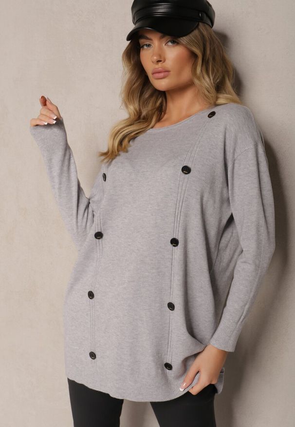 Renee - Szary Sweter Zimowy Ozdobiony Symetrycznie Guzikami Milabia. Okazja: na co dzień. Kolor: szary. Materiał: jeans. Wzór: aplikacja. Sezon: zima. Styl: klasyczny, casual
