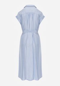 Renee - Niebieska Rozkloszowana Sukienka o Koszulowym Kroju Ozdobiona Paskiem w Talii i Guzikami Rosofia. Okazja: na co dzień. Typ kołnierza: dekolt w kształcie V. Kolor: niebieski. Materiał: skóra. Długość rękawa: krótki rękaw. Wzór: aplikacja. Typ sukienki: koszulowe. Styl: elegancki, sportowy, casual, wizytowy #8