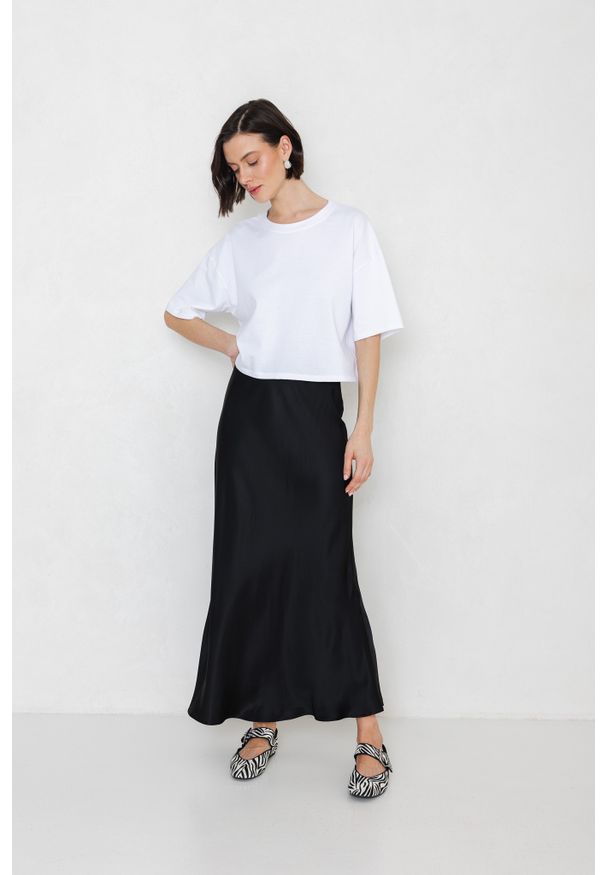 SATYNOWA SPÓDNICA JULITA CZARNA XL - Flawless. Okazja: na co dzień. Kolor: czarny. Materiał: satyna. Sezon: jesień, zima. Styl: elegancki, casual
