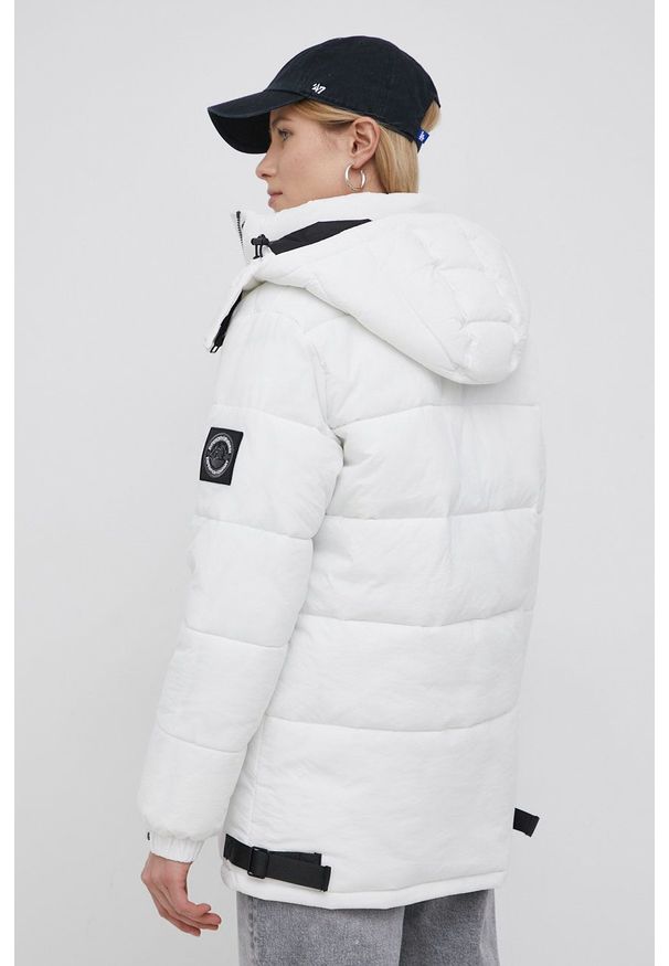 Superdry Kurtka damska kolor biały zimowa. Okazja: na co dzień. Kolor: biały. Materiał: tkanina. Wzór: gładki. Sezon: zima. Styl: casual