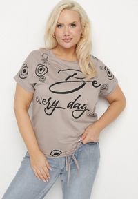 Born2be - Ciemnobeżowy Bawełniany T-shirt z Napisem Be Every Day i Ściągaczem na Dole Ableza. Okazja: na co dzień. Kolekcja: plus size. Kolor: beżowy. Materiał: bawełna. Wzór: napisy. Styl: casual #5