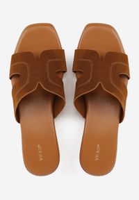 Born2be - Jasnobrązowe Klapki VICES na Niskim Słupku z Ozdobnymi Wycięciami w Cholewce Celatheis. Okazja: na co dzień, na spacer. Kolor: brązowy. Materiał: len. Wzór: haft. Sezon: lato. Obcas: na słupku. Styl: casual, elegancki #4