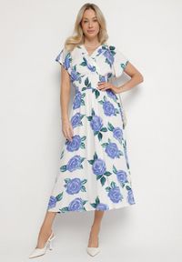 Born2be - Niebiesko-Biała Kopertowa Sukienka z Bawełną w Kwiaty Tdivana. Okazja: na spacer. Typ kołnierza: dekolt w kształcie V. Kolor: niebieski. Materiał: bawełna. Wzór: kwiaty. Sezon: wiosna, lato. Typ sukienki: kopertowe. Styl: elegancki #1