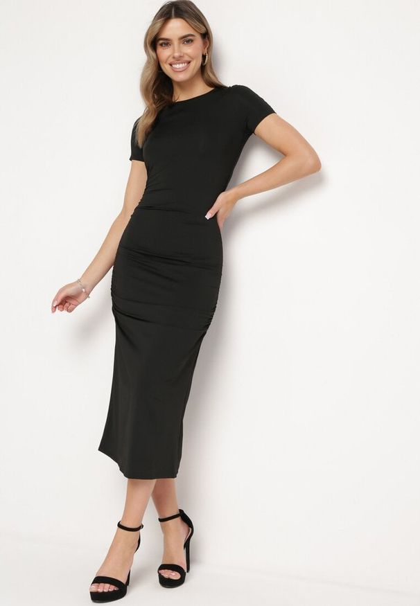 Born2be - Czarna Sukienka Oreitheis. Kolor: czarny. Długość rękawa: krótki rękaw. Wzór: jednolity, gładki, aplikacja. Typ sukienki: sportowe. Styl: elegancki, sportowy. Długość: mini