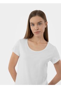 4f - T-shirt regular gładki damski. Kolor: biały. Materiał: bawełna, elastan. Wzór: gładki