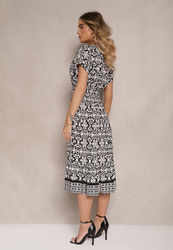 Renee - Biało-Czarna Rozkloszowana Sukienka z Bawełny w Print Paisley Lanarisa. Okazja: na co dzień. Typ kołnierza: dekolt w kształcie V. Kolor: czarny. Materiał: bawełna. Długość rękawa: krótki rękaw. Wzór: nadruk, paisley. Sezon: lato. Styl: elegancki, casual
