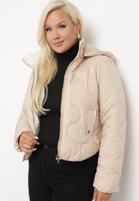 Born2be - Beżowa Kurtka Krótka z Pikowaniem i Odpinanym Kapturem Taraes. Okazja: na co dzień. Kolekcja: plus size. Kolor: beżowy. Materiał: jeans. Długość: krótkie. Styl: casual, elegancki #4