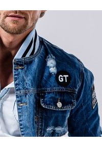 GUNS & TUXEDOS - Jeansowa kurtka z przetarciami Brickell. Kolor: niebieski. Materiał: jeans. Wzór: aplikacja. Sezon: lato, wiosna. Styl: elegancki #2