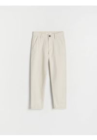 Reserved - Spodnie chino regular fit - beżowy. Kolor: beżowy. Materiał: tkanina, bawełna