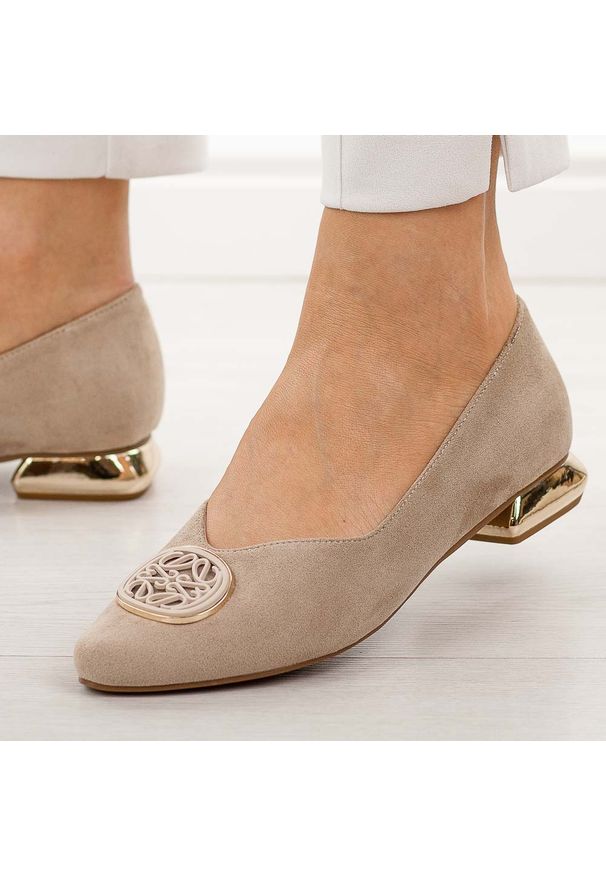 POTOCKI - Beżowe baleriny damskie na obcasie Potocki 12808. Okazja: na co dzień. Kolor: beżowy. Szerokość cholewki: normalna. Wzór: aplikacja. Materiał: zamsz. Sezon: wiosna, jesień, lato. Obcas: na obcasie. Styl: casual, elegancki, klasyczny, wizytowy. Wysokość obcasa: niski