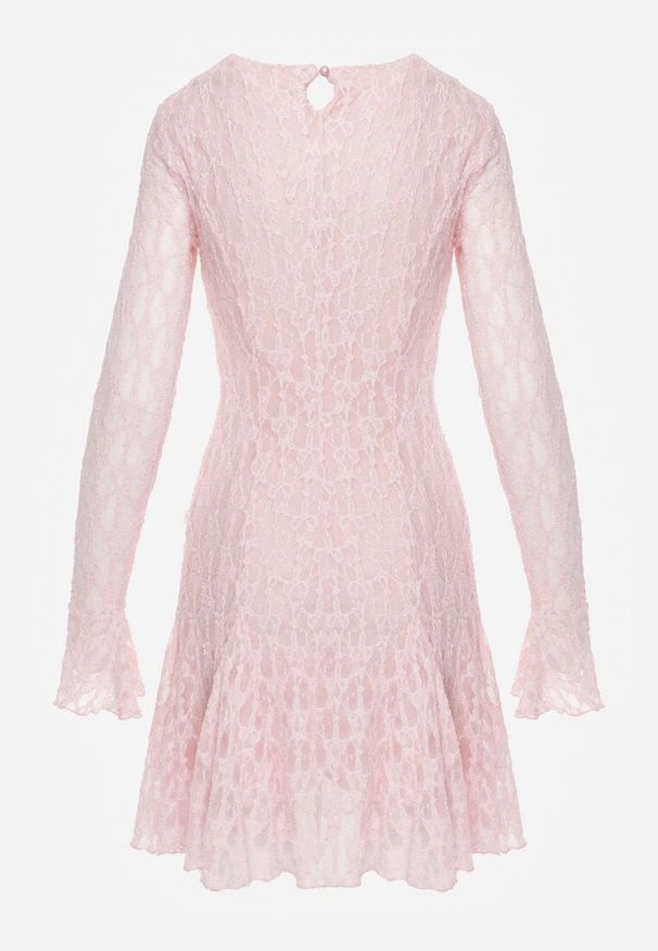 Renee - Różowa Sukienka z Koronki Ozdobiona Rozkloszowanymi Rękawami Cinalata. Kolor: różowy. Materiał: koronka. Wzór: aplikacja, koronka. Typ sukienki: rozkloszowane. Styl: klasyczny, elegancki