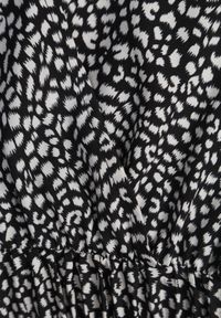 Renee - Czarna Rozkloszowana Sukienka Maxi z Plisowanym Dołem i Gumką w Pasie Horia. Typ kołnierza: dekolt kopertowy. Kolor: czarny. Sezon: wiosna, lato. Typ sukienki: kopertowe. Długość: maxi #5