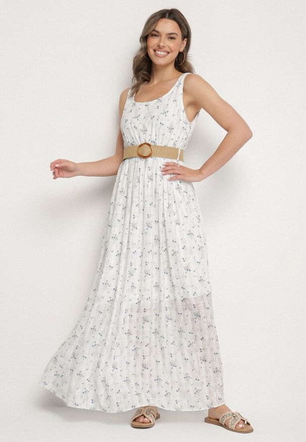 Born2be - Jasnoniebieska Rozkloszowana Sukienka w Kwiaty Ozdobiona Plecionym Paskiem Iffalle. Okazja: na spacer, na co dzień. Kolor: niebieski. Materiał: skóra. Wzór: aplikacja, kwiaty. Typ sukienki: proste. Styl: casual, elegancki