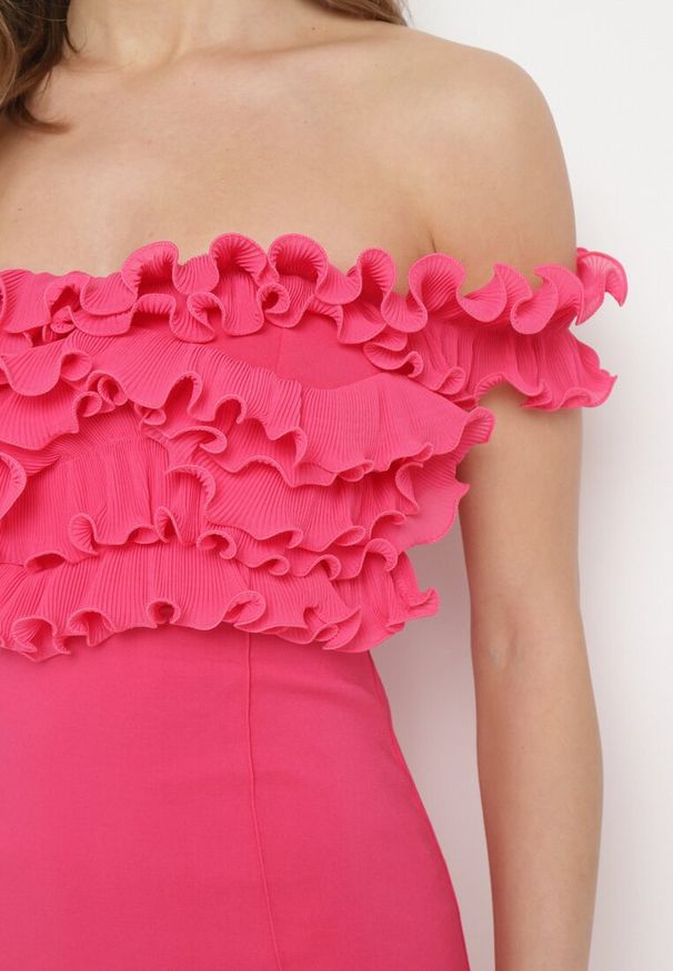 Born2be - Fuksjowa Dopasowana Sukienka Mini z Hiszpańskim Dekoltem z Falbankami Ionas. Typ kołnierza: kołnierz z falbankami. Kolor: różowy. Styl: elegancki. Długość: mini