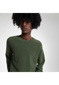 Reserved - Sweter ze strukturalnej dzianiny - Khaki. Kolor: brązowy. Materiał: dzianina