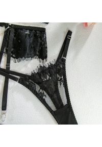 Intica - Komplet koronkowej bielizny z biustonoszem, majtkami i pasem do pończoch Svanhild. Kolor: czarny. Materiał: koronka. Wzór: aplikacja, koronka #7