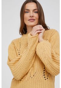 Answear Lab Sweter damski kolor żółty ciepły. Okazja: na co dzień. Kolor: żółty. Materiał: dzianina. Wzór: ze splotem. Styl: wakacyjny #4