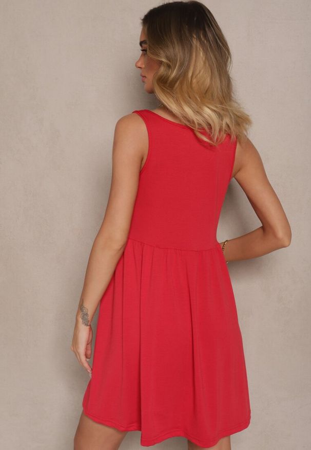 Renee - Czerwona Rozkloszowana Sukienka na Szerokich Ramiączkach Zdobiona Guzikami Jenandria. Okazja: na co dzień. Kolor: czerwony. Długość rękawa: na ramiączkach. Wzór: aplikacja. Typ sukienki: oversize. Styl: klasyczny, casual