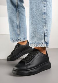 Renee - Czarne Sneakersy Typu Tenisówki na Niskim Koturnie Elanireth. Okazja: na co dzień. Nosek buta: okrągły. Kolor: czarny. Materiał: jeans. Obcas: na koturnie #6