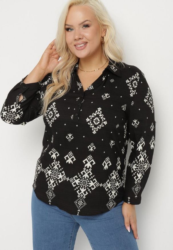 Born2be - Czarna Koszula z Wiskozy w Etniczny Wzór Avinetia. Okazja: na co dzień. Typ kołnierza: dekolt w serek, kołnierzyk klasyczny. Kolor: czarny. Materiał: wiskoza. Długość rękawa: długi rękaw. Długość: długie. Styl: casual, klasyczny