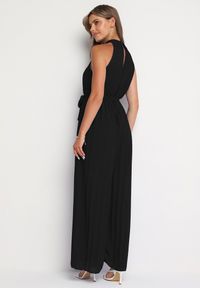 Born2be - Czarny Taliowany Kombinezon z Dekoltem Typu Halter z Gumką w Pasie i Materiałowym Paskiem Xolefia. Okazja: na co dzień, na imprezę. Kolor: czarny. Materiał: materiał. Styl: casual, elegancki #2