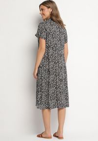 Born2be - Czarno-Biała Bawełniana Sukienka Koszulowa w Kwiaty z Rozkloszowanym Dołem Jerilsa. Okazja: na co dzień. Typ kołnierza: kołnierzyk klasyczny. Kolor: czarny. Materiał: bawełna. Długość rękawa: krótki rękaw. Wzór: kwiaty. Typ sukienki: koszulowe. Styl: casual, elegancki, klasyczny #2