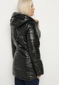 Born2be - Czarna Pikowana Kurtka z Kapturem Terilire. Okazja: na co dzień. Typ kołnierza: kaptur. Kolor: czarny. Materiał: jeans. Długość: długie. Styl: klasyczny, casual, elegancki, wizytowy #4