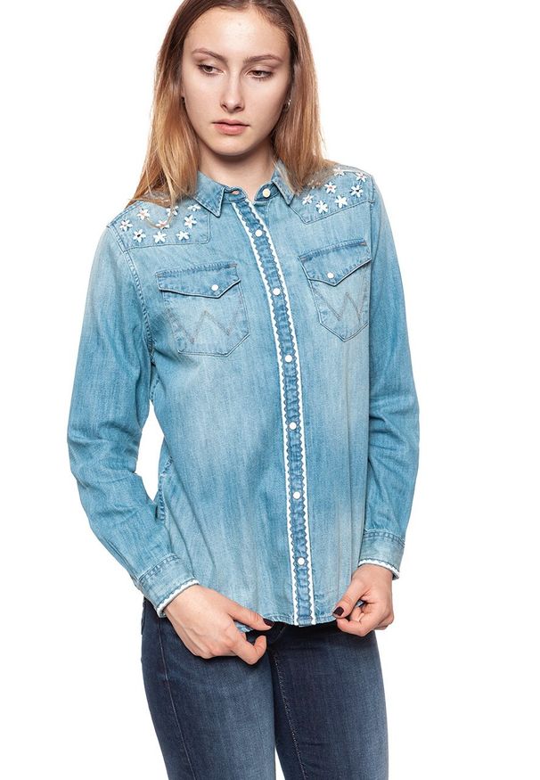 Wrangler - KOSZULA JEANSOWA DAMSKA WRANGLER FLOWER SHIRT LIGHT INDIGO W51787PTE. Materiał: jeans. Długość rękawa: długi rękaw. Długość: długie. Wzór: kolorowy, kwiaty, haft