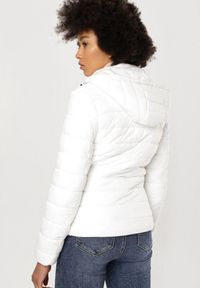 Born2be - Biała Kurtka Pikowana Przejściowa Ryrvyra. Kolor: biały. Materiał: polar. Sezon: jesień. Styl: klasyczny #4