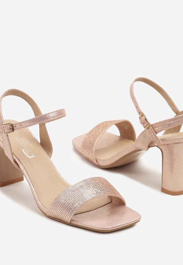 Renee - Szampańskie Sandały z Cyrkoniami na Słupkowym Obcasie Hirtewi. Okazja: na co dzień. Zapięcie: klamry. Kolor: złoty. Materiał: jeans. Wzór: aplikacja. Obcas: na obcasie. Styl: casual, elegancki. Wysokość obcasa: średni